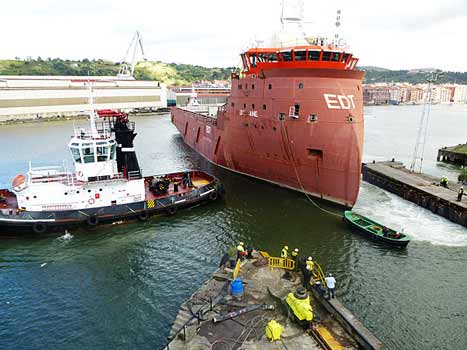 Botadura de barco en La Naval